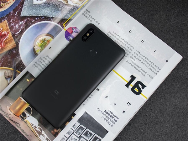 5500mAh“充电宝级”大电量 小米Max 3开箱