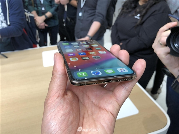 iPhone XS/XS Max真机图赏：6.5寸屏幕 5.5寸握感