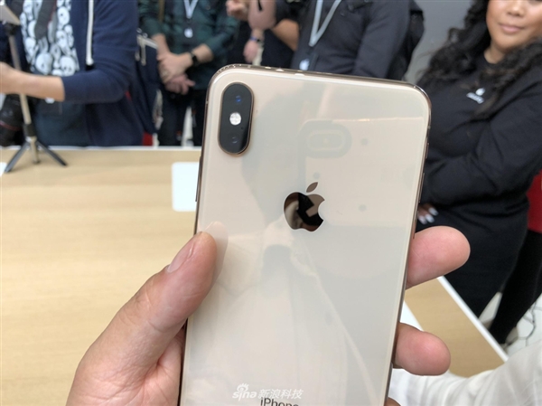iPhone XS/XS Max真机图赏：6.5寸屏幕 5.5寸握感
