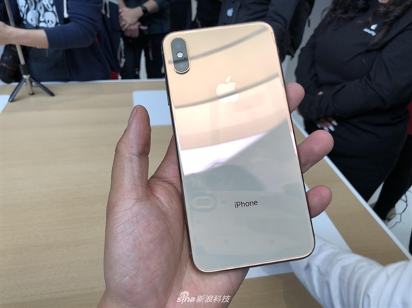 iPhone XS/XS Max真机图赏：6.5寸屏幕 5.5寸握感