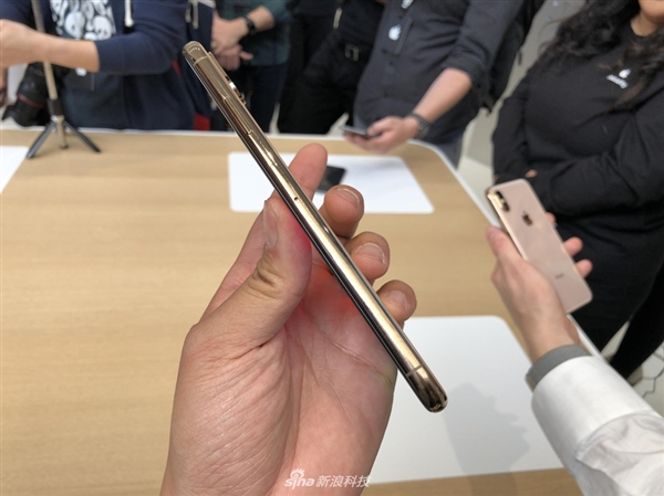 iPhone XS/XS Max真机图赏：6.5寸屏幕 5.5寸握感