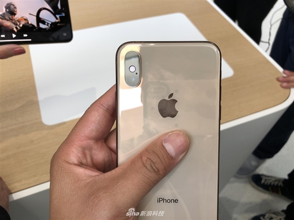 iPhone XS/XS Max真机图赏：6.5寸屏幕 5.5寸握感