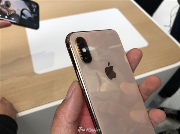 iPhone XS/XS Max真机图赏：6.5寸屏幕 5.5寸握感