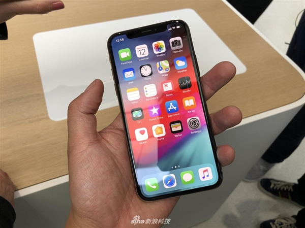iPhone XS/XS Max真机图赏：6.5寸屏幕 5.5寸握感