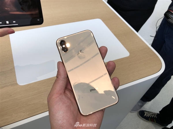 iPhone XS/XS Max真机图赏：6.5寸屏幕 5.5寸握感