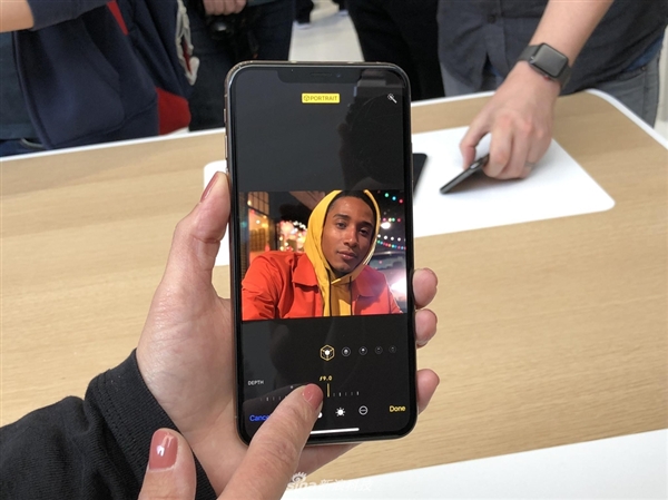 iPhone XS/XS Max真机图赏：6.5寸屏幕 5.5寸握感