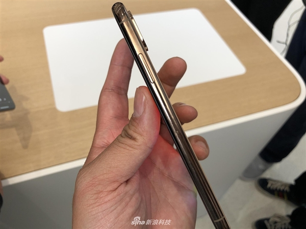iPhone XS/XS Max真机图赏：6.5寸屏幕 5.5寸握感