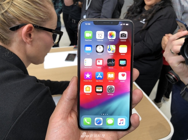 iPhone XS/XS Max真机图赏：6.5寸屏幕 5.5寸握感