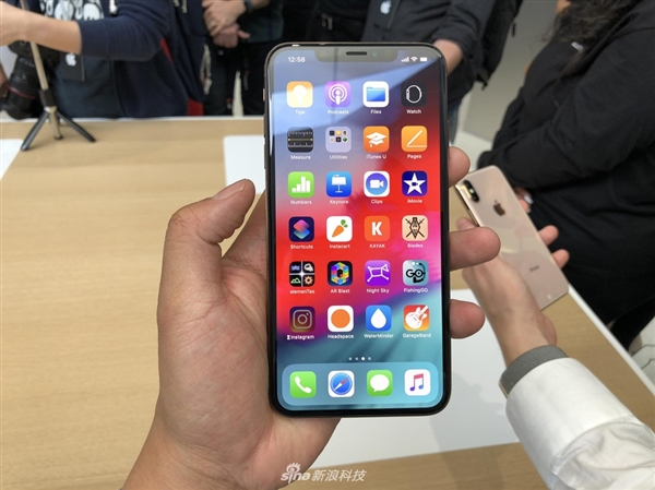 iPhone XS/XS Max真机图赏：6.5寸屏幕 5.5寸握感