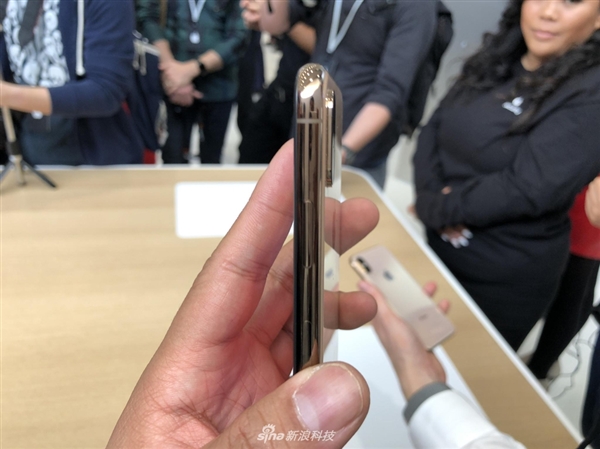 iPhone XS/XS Max真机图赏：6.5寸屏幕 5.5寸握感