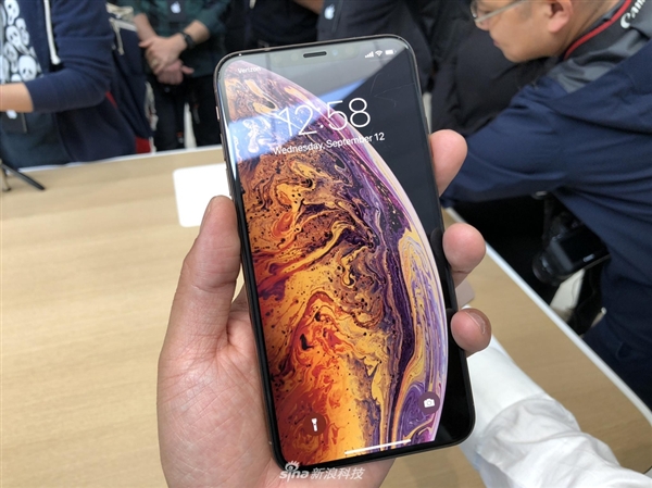 iPhone XS/XS Max真机图赏：6.5寸屏幕 5.5寸握感