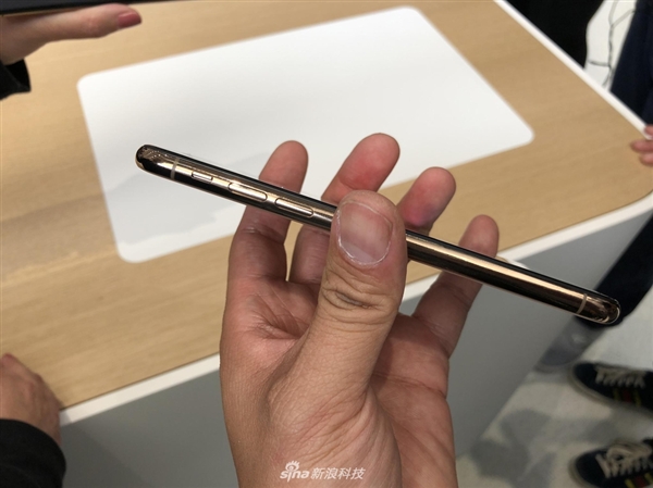 iPhone XS/XS Max真机图赏：6.5寸屏幕 5.5寸握感