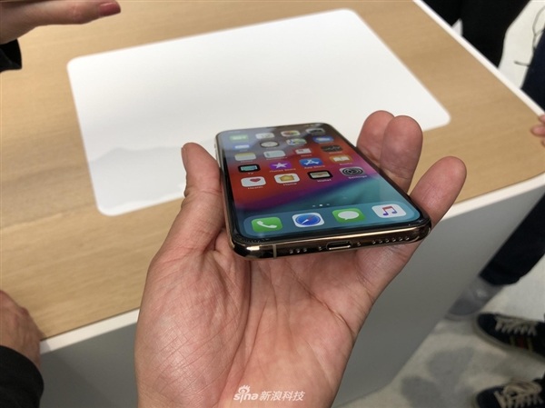 iPhone XS/XS Max真机图赏：6.5寸屏幕 5.5寸握感