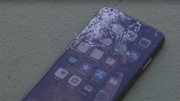 世界上最耐用玻璃！老外拿到iPhone XS直接摔：果然比iPX耐摔