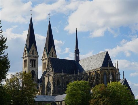 Intel Falcon 8+无人机玩出花：维护15世纪德国大教堂