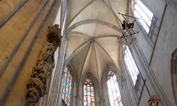Intel Falcon 8+无人机玩出花：维护15世纪德国大教堂