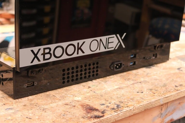 牛人将Xbox One X主机改造成21寸游戏本：售价1.6万