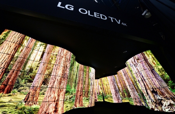 画面震撼：LG晒出92英寸超弯曲柔性屏 20亿像素