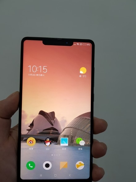 神似iPhone X！<a href='http://www.mi.com/' target='_blank'><u>小米</u></a>全面屏新机外形偷跑：也有刘海