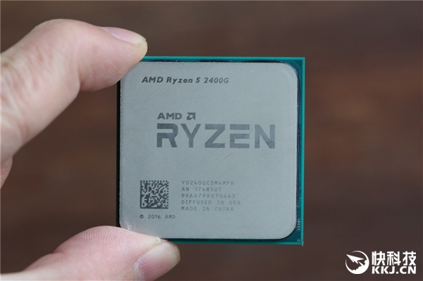 Vega标识惹眼！AMD Ryzen 5 2400G开箱图赏