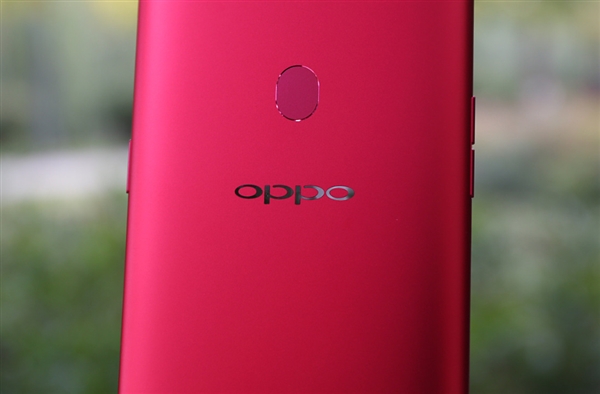 <a href='http://www.oppo.com/cn/' target='_blank'><u>OPPO</u></a> R15真机正面照亮相：异形屏+超窄边框