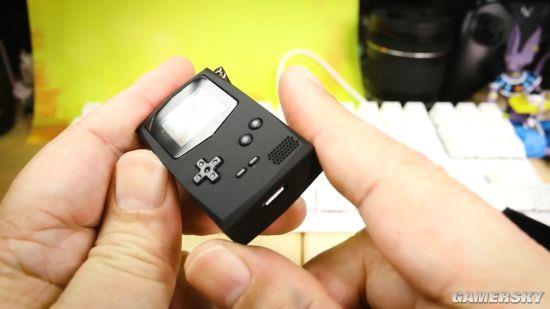 世界最小！超迷你掌机售价350元 能玩游戏仅手指高