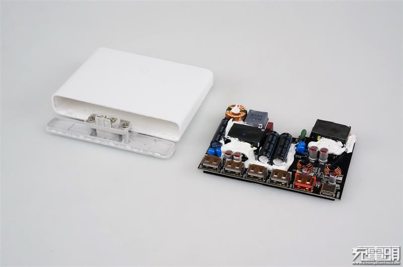 小米USB充电器60W快充版拆解：实用性大增