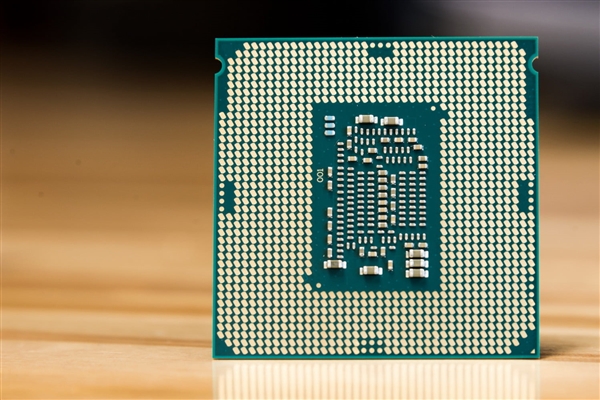 Intel顶级笔记本六核i9-8950HK/i7-8850H跑分曝光：秒杀台机
