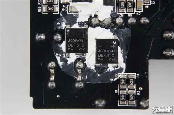 小米60W、青米多口充电器拆解对比：首用国产芯