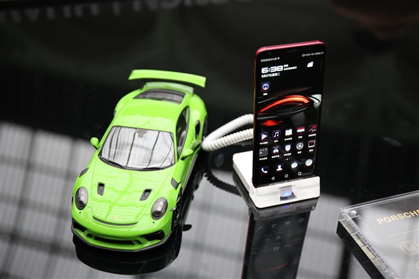 1.6万元宇宙第一神机！<a href='https://www.huawei.com/cn/?ic_medium=direct&ic_source=surlen' target='_blank'><u>华为</u></a>Mate RS保时捷设计现场图赏