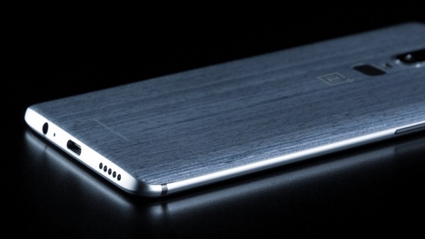 骁龙845+8G！疑似<a href='https://www.oneplus.com/cn' target='_blank'><u>一加</u></a>6真机亮屏照曝光：屏占比超高