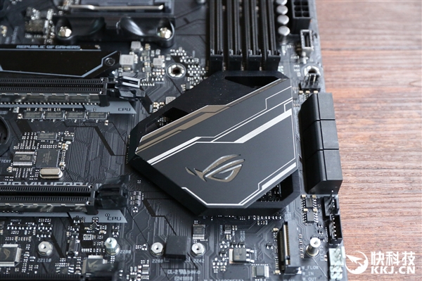 第二代Ryzen顶级座驾！华硕Crosshair VII Hero WiFi主板开箱图赏
