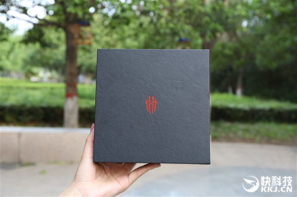 努比亚红魔游戏手机开箱图赏：四种RGB灯效