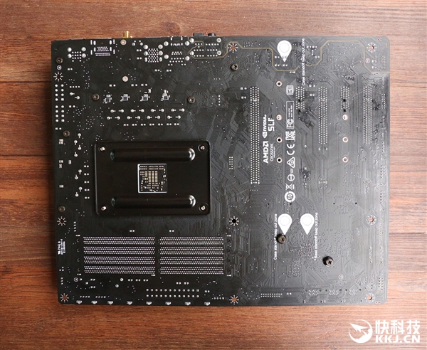 微星X470 GAMING PRO CARBON AC开箱图赏：冰霜铠甲抢眼