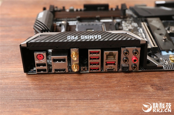 微星X470 GAMING PRO CARBON AC开箱图赏：冰霜铠甲抢眼