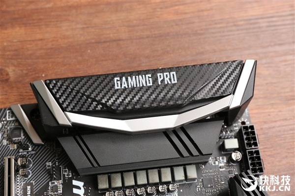 微星X470 GAMING PRO CARBON AC开箱图赏：冰霜铠甲抢眼