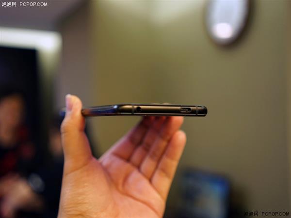 手机中的战斗机 游戏手机ROG Phone浑身都是亮点