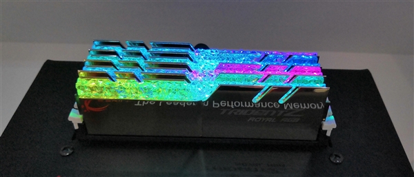 RGB新境界：芝奇创意“水晶内存”光彩夺目