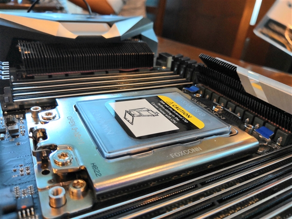 技嘉秀新款X399顶级主板：AMD 32核心线程撕裂者绝佳座驾