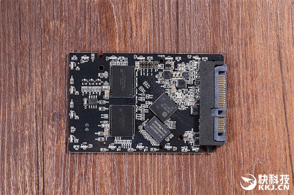 台电锋芒系列新品SSD开箱图赏：呼吸灯效加持