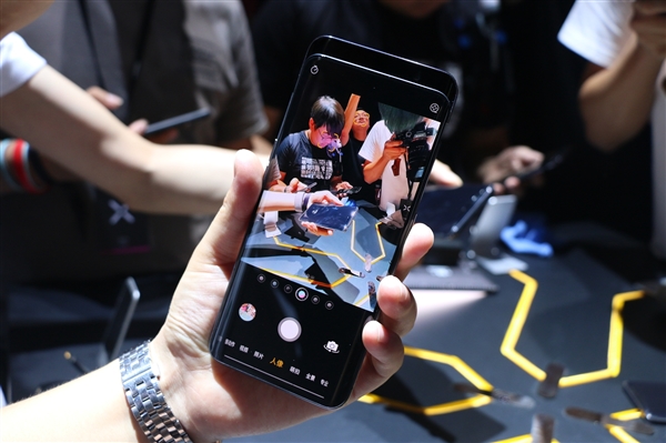 9999元兰博基尼版超帅！<a href='http://www.oppo.com/cn/' target='_blank'><u>OPPO</u></a> Find X上手<a href='https://www.ivipi.com/pc/' target='_blank'><u>体验</u></a>