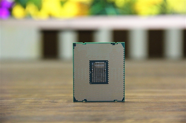 Intel 14nm i7-8565U现身：15W低功耗能跑4.6GHz