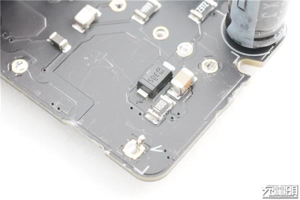 苹果30W、29W充电器拆解对比：四档功率 控制IC升级