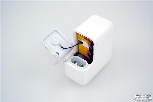 苹果30W、29W充电器拆解对比：四档功率 控制IC升级