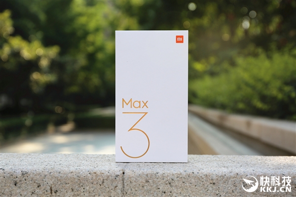 6.9寸巨屏＋5500mAh电池！小米Max 3开箱图赏