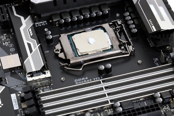 AMD 32核撕裂者、Intel 8核新酷睿基准性能成绩曝光