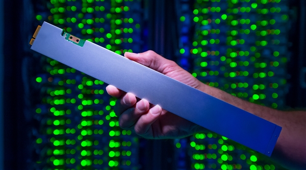 Intel发布首款数据中心QLC SSD：容量可达32TB