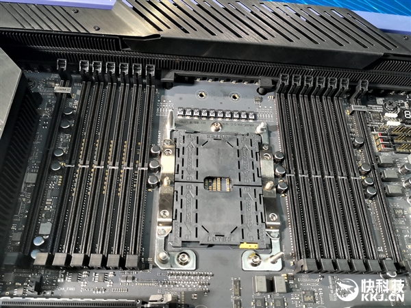 华硕技嘉秀Intel 28核心C621主板：28相供电、主动风扇