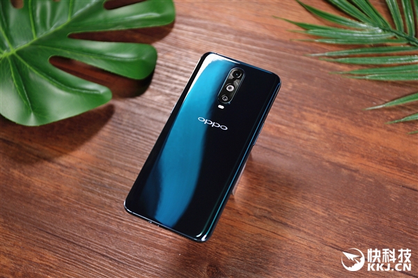 <a href='http://www.oppo.com/cn/' target='_blank'><u>OPPO</u></a> R17 Pro开箱图赏：水滴屏+后置三摄抢眼
