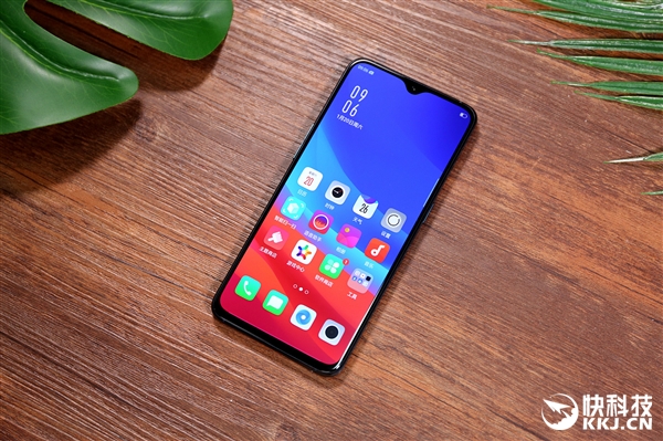 <a href='http://www.oppo.com/cn/' target='_blank'><u>OPPO</u></a> R17 Pro开箱图赏：水滴屏+后置三摄抢眼